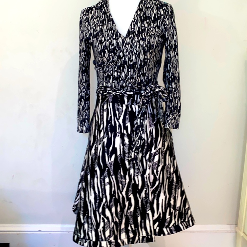 DVF black & ivory knit/woven mixed patterns wrap dress Sz 2